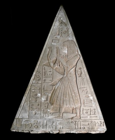 Egyiptomi antikvitás: Ramose kápolna piramis csúcsa, decoree a lenyugvó nap késői imádó Re-Atum (Re Atum vagy Ra-Atum vagy Ra Atum vagy Re Toum) istenségének ábrázolása. 19. dinasztia ((Kr.e. 1295-1190) Deir el Medineh Dim. h. 70 cm Torino Egyiptom alkotó: Egyptian 19th Dynasty