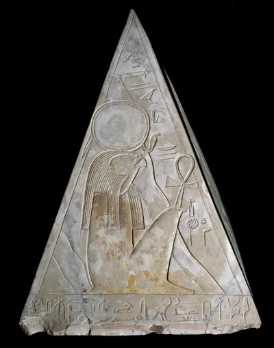 Egyiptomi antikvitás: a Ramose-kápolna piramisának csúcsán a lenyugvó nap istenségének, Re-Atumnak (Re Atum vagy Ra-Atum vagy Ra Atum vagy Re Toum) az ábrázolása. 19. dinasztia ((i. e. 1295-1190) Deir el Medineh Dim. h. 70 cm Torinói Egyiptomi Múzeum alkotó: Egyptian 19th Dynasty