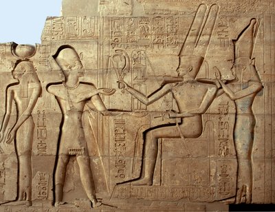 Egyiptomi antikvitás: II. Ramszesz fáraót ábrázoló dombormű a thébai triász két istensége, Amon és Mut előtt; II. Ramszesz fáraónak (Kr. e. 1279-1213) szentelt temetési templom, a Ramasseum (Ramesseum) helye Luxorban, Egyiptomban. alkotó: Egyptian 19th Dynasty