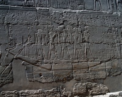 Temetkezési csónak, részlet az isteneknek szánt áldozati jelenetekből, dombormű, a Nagy Hiposztílus-csarnok belső falai, karnaki templomkomplexum (Unesco Világörökségi Listája). alkotó: Egyptian 19th Dynasty