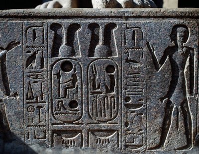 Hieroglifák, a kolosszális királyszobor patájának részlete, Ramessz II. udvara, Amun templom (UNESCO Világörökségi lista). alkotó: Egyptian 19th Dynasty