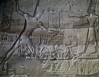 Líbiai foglyok, dombormű, a Nagy Hiposztílus Csarnok külső fala, Amun templom, Karnaki templomkomplexum (Unesco Világörökségi Listája) alkotó: Egyptian 19th Dynasty