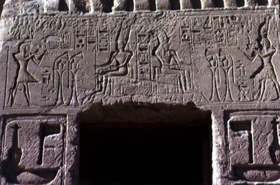 Nefertari királynő templomának bejárati ajtaja feletti áthidaló, Új Királyság, Kr.e. 11250 körül (fotó) alkotó: Egyptian 19th Dynasty