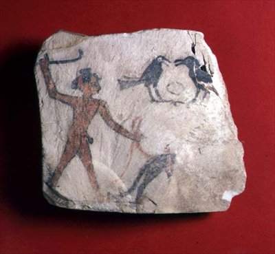 Ostracon egy vázlattal, amely egy fiút ábrázol, aki egy állatot, valószínűleg egy páviánt hajt, hogy gyümölcsöt szedjen két varjúval, Újbirodalom, ie 1303-1224 körül (festett mészkő) alkotó: Egyptian 19th Dynasty