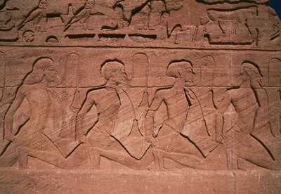 Észak foglyai, dombormű a II. Ramszesz Nagy Templomának óriásainak tövében, Abu Szimbel (UNESCO Világörökségi lista). alkotó: Egyptian 19th Dynasty