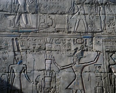 Hatsepszut királynő Amun isten előtt, részlet az isteneknek való áldozati jelenetekből, dombormű, a Nagy Hiposztílus-terem belső falai, karnaki templomkomplexum (Unesco Világörökségi Listája). alkotó: Egyptian 19th Dynasty