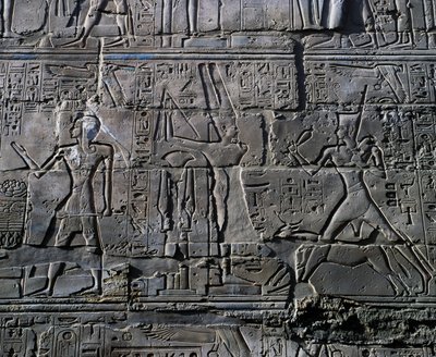 Hatsepszut királynő Amun isten előtt, részlet az isteneknek való áldozati jelenetekből, dombormű, a Nagy Hiposztílus-terem belső falai, karnaki templomkomplexum (Unesco Világörökségi Listája). alkotó: Egyptian 19th Dynasty