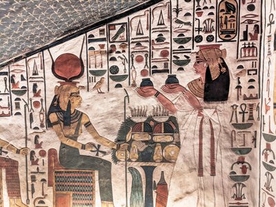 A királynő rituális vázákat kínál (falfestés) alkotó: Egyptian 19th Dynasty