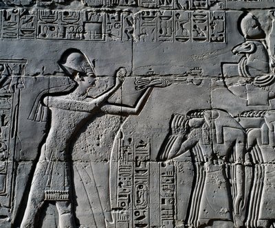 II. Ramszesz a szent csónak előtt, dombormű, a Nagy Hiposztílus-csarnok belső falai, karnaki templomkomplexum (UNESCO Világörökségi Listán) alkotó: Egyptian 19th Dynasty
