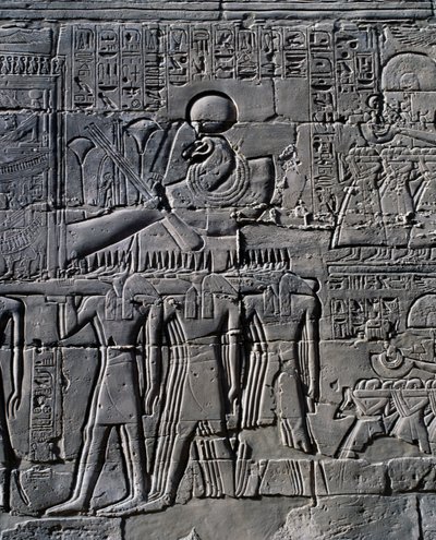 II. Ramszesz a szent csónak előtt, dombormű, a Nagy Hiposztílus-csarnok belső falai, karnaki templomkomplexum (UNESCO Világörökségi Listán) alkotó: Egyptian 19th Dynasty