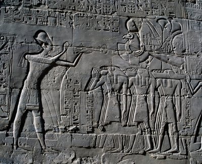 II. Ramszesz áldozatot mutat be a szent csónak előtt, dombormű, a Nagy Hiposztílus-csarnok belső falai, karnaki templomkomplexum (Unesco Világörökségi Listája). alkotó: Egyptian 19th Dynasty