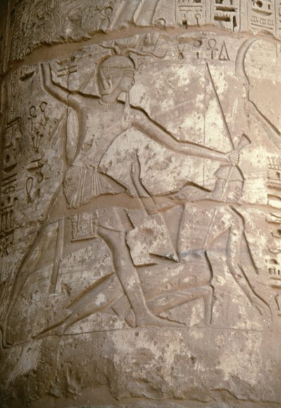 Ramszesz a hajuknál fogva tartja ázsiai ellenségeit, miközben készül megölni őket, dombormű, I. Szeti temploma, Kanaisz, Egyiptom, Egyiptomi civilizáció, Újbirodalom, XIX. dinasztia (fotó) alkotó: Egyptian 19th Dynasty