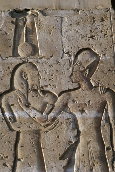 Fáraót Hórusz istennel ábrázoló dombormű, I. Szeti templomának oszlopcsarnoka alkotó: Egyptian 19th Dynasty