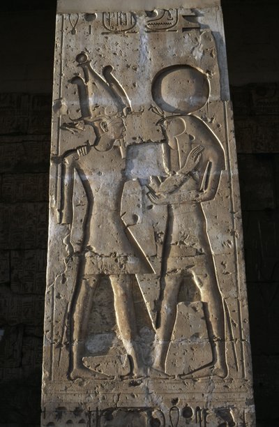Fáraót Hórusz istennel ábrázoló dombormű, I. Szeti templomának oszlopcsarnoka alkotó: Egyptian 19th Dynasty