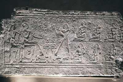 Ptahotep és Tauseret felmentése Szakkarából, a pár ajánlatot kapott legidősebb fiuktól, Amenhebtől és más gyerekektől alkotó: Egyptian 19th Dynasty