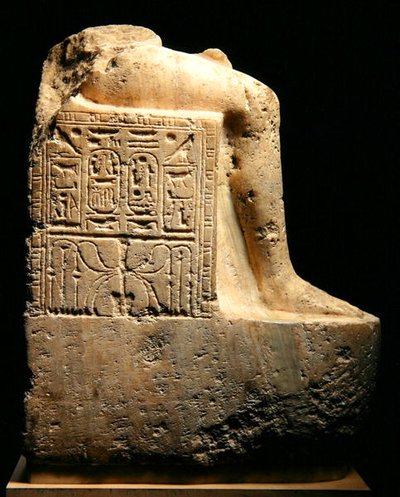 II. Ramszesz (1279-13) és hitvese, Új Királyság (alabástrom) szobor töredékének oldalnézete (lásd még: 241414) alkotó: Egyptian 19th Dynasty