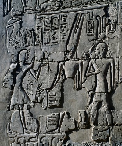 A fiatal II. Ramesszesz Amun isten előtt, részlet az isteneknek szánt áldozati jelenetekből, dombormű, a Nagy Hiposztílus-csarnok belső falai, karnaki templomkomplexum (UNESCO Világörökség listája). alkotó: Egyptian 19th Dynasty