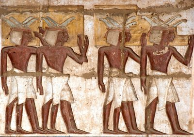Egyiptomi ókor: első udvar, festett domborművek részlete, amely a fáraónak áldozatot hozó núbiaiak csoportját ábrázolja. Ramszesz temetkezési temploma (Kr. e. 1187-1156). Luxor, Medinet Habou, Egyiptom alkotó: Egyptian 20th Dynasty