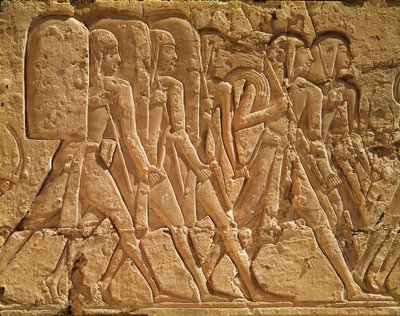 Kötelet és fegyvert hordozó szolgákat ábrázoló dombormű a Ramszesz III (Kr.e. 1184-1153) Új Királyság halotti templomából alkotó: Egyptian 20th Dynasty