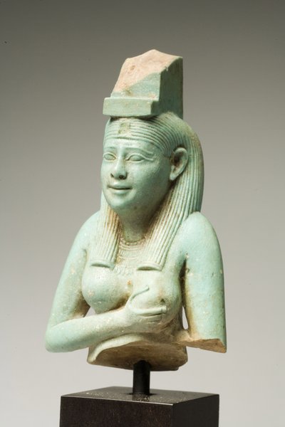 Ízisz töredéke, késő dinasztikus korszak (fajansz) (lásd még: 270350) alkotó: Egyptian 26th Dynasty