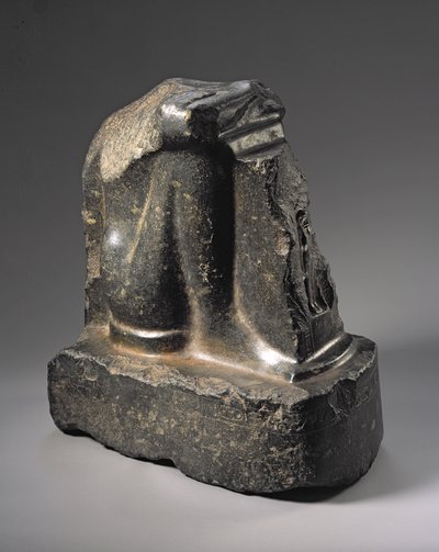 Naoforos szobor töredéke, késő dinasztikus időszak (bazalt) alkotó: Egyptian 26th Dynasty