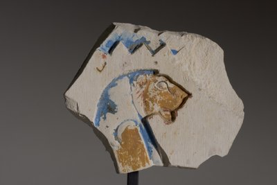 Töredék oroszlánfejű hieroglifával, késői időszak (festett mészkő) alkotó: Egyptian 26th Dynasty