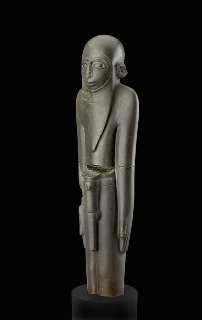 Szakállas férfi szobra sapkával és péniszhüvellyel ellátott övvel, a protodinasztikus időszakhoz (i.e. 2900-2650) tulajdonítható (bazalt) alkotó: Egyptian 2nd Dynasty