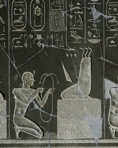 I. Nectanebo, a démonnak nyakláncot kínáló király dolerit domborműve, amelyet késpenge és három kígyó ábrázol, Heliopolisból az Atum templomban alkotó: Egyptian 30th Dynasty
