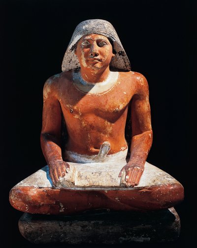 Ókori Egyiptom: ülő írnok szobra Szakkara nekropoliszából (Sakkara), V. dinasztia, ókori birodalom (mészkő) alkotó: Egyptian 5th Dynasty