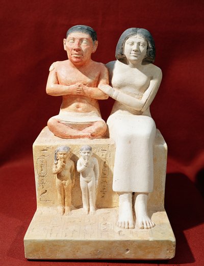 Seneb törpe és családja szobra, ie 2475 körül (festett mészkő) alkotó: Egyptian 5th Dynasty