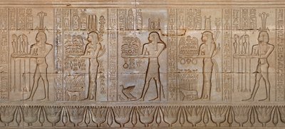 Egyiptomi antikvitás: istenségek körmenete - Hathor a Denderah istennő templomának keleti falának részlete, Egyiptom - Egyiptomi civilizáció: istenségek körmenete, a denderah-i Hathor-templom (vagy Tentyra-templom) falára faragva, th alatt épült. alkotó: Egyptian 6th Dynasty