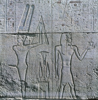 Egyiptom, ókori Théba, Luxor, Karnak, Min isten és III. Fülöp Arrhidaeus domborműve Amon nagy templománál alkotó: Egyptian Egyptian