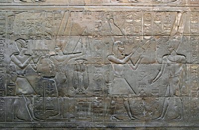 Egyiptomi ókor: Nagy Sándor király felajánlásokat tett Amon Min (Amon-Min) istennek. Egy alacsony dombormű részlete. A Szent Hajó kápolnája, Luxor temploma, Egyiptom. alkotó: Egyptian Egyptian