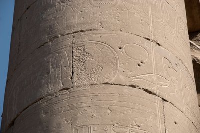 Egyiptomi antikvitás: a „damnatio memoriae” miatt törölt töltényű oszlop részlete, néhány utódaik által eretneknek tartott fáraó töltényeinek törlése, Luxor temploma. East Bank (Théba), Egyiptom alkotó: Egyptian Egyptian