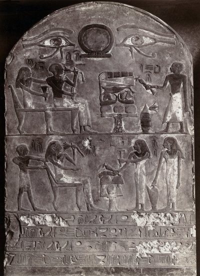 Hórusz szemei Bas-Relief : Bas-relief és hieroglifák egy boltíves sztélén két Hórusz szemével a tetején. Art Egyptien. Stele Musee du Louvre, A.G. Photo alkotó: Egyptian Egyptian
