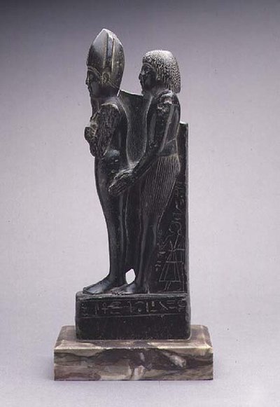 Férfi csoport bemutatja Osiris (steatite) ábrázolását alkotó: Egyptian Egyptian