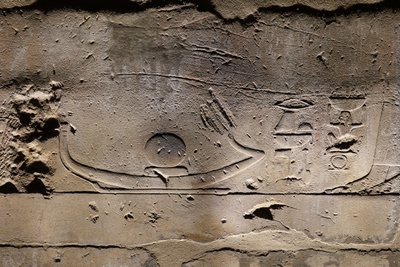 Re mozog a naphajón, Luxor templom (dombormű) alkotó: Egyptian Egyptian
