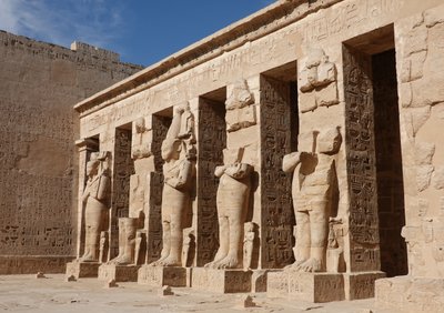 Az istenségek szobrai, Hórusz templom, Edfu alkotó: Egyptian Egyptian