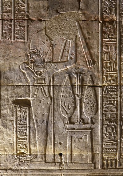 A fáraó és attribútumai, Hórusz temploma Edfuban alkotó: Egyptian Egyptian