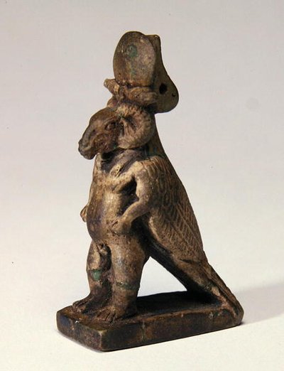 Összetett isten kosfejjel, törpetesttel és sólyomháttal (fajansz) alkotó: Egyptian Ptolemaic Period