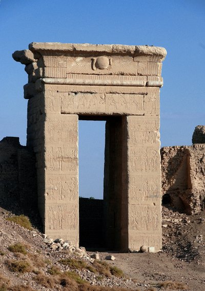Egyiptomi ókor: Kilátás az Északi kapu ívére, Hathor temploma, Dendera, Egyiptom alkotó: Egyptian Ptolemaic Period