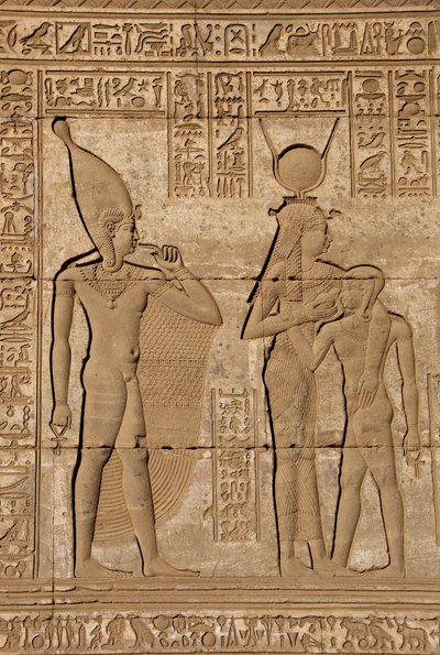 Egyiptomi ókor: Római mammisi, Ihy, Hathor fia születésének emlékére - Domborművek és hieroglifák részlete: Ízisz istennő - Hathor fiát, Ihit (Ihy) szoptatja, és mögötte egy másik Ihi képe, ujjával a szájában, jelezve, hogy a alkotó: Egyptian Ptolemaic Period
