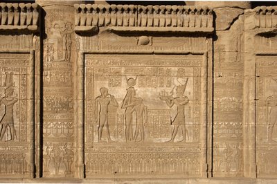 Egyiptomi ókor: Ihy, Ízisz fia születésére emlékező római mammisi. Hathor temploma, Denderah, Egyiptom alkotó: Egyptian Ptolemaic Period