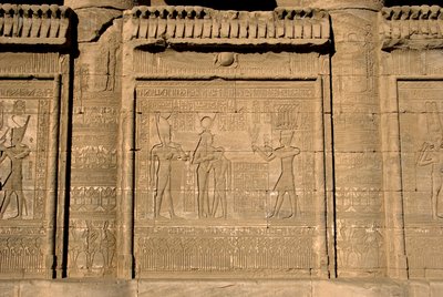 Egyiptomi ókor: Ihy, Ízisz fia születésére emlékező római mammisi. Hathor temploma, Denderah, Egyiptom alkotó: Egyptian Ptolemaic Period