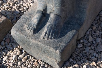 Egyiptomi ókor: Hathor istennő szobrának alapja, Hathor temploma, Dendera, Egyiptom alkotó: Egyptian Ptolemaic Period
