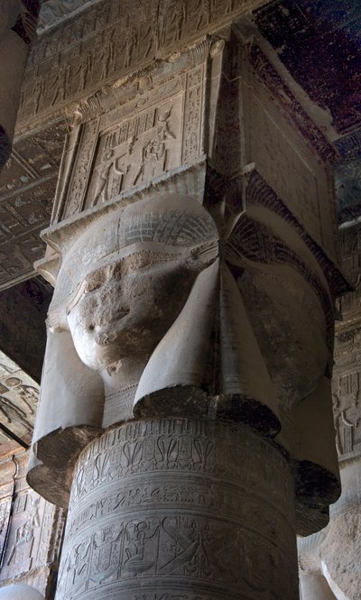 Egyiptomi ókor: Hathor istennő ábrázolásával díszített oszlopfő. Hathor temploma, Dendera, Egyiptom alkotó: Egyptian Ptolemaic Period