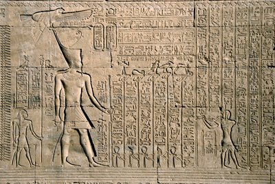 Egyiptomi antikvitás: külső dombormű hieroglifákkal. Hathor temploma, Denderah, Egyiptom – Egyiptomi civilizáció: a denderah-i Hathor-templom (vagy Tentyra-templom) falára faragott hierogifák és alakok, melyek I. Pepi uralkodása alatt épültek (i.e. 2250 kö alkotó: Egyptian Ptolemaic Period