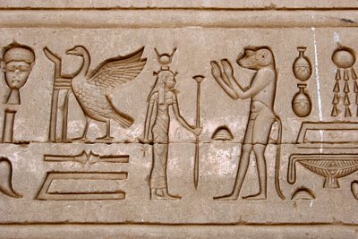 Egyiptomi ókor: hieroglifák a Hathor-templom keleti falán, Denderah, Egyiptom - Egyiptomi civilizáció: a denderah-i Hathor-templom (vagy Tentyra-templom) falára faragott hieroglifák, amelyek I. Pepi uralkodása alatt épültek (i.e. 2250 körül) - Dendera Temp alkotó: Egyptian Ptolemaic Period