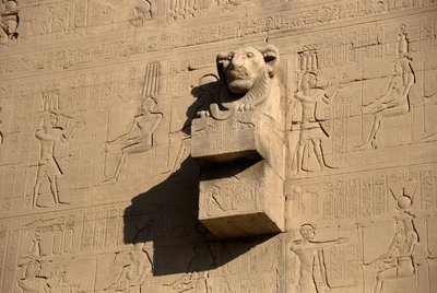 Egyiptomi antik: oroszlánfejű vízköpő, Hathor temploma, Dendera, Egyiptom alkotó: Egyptian Ptolemaic Period