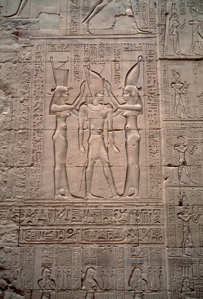 Egyiptomi ókor: IV. Ptolemaiosz király koronázását ábrázoló alacsony dombormű. Hórusz temploma, Edfu, Egyiptom alkotó: Egyptian Ptolemaic Period